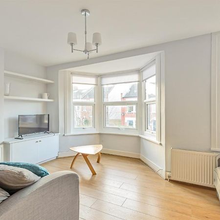 Homely 1-Bed Apartment In Vibrant Zone 3 London Exteriör bild