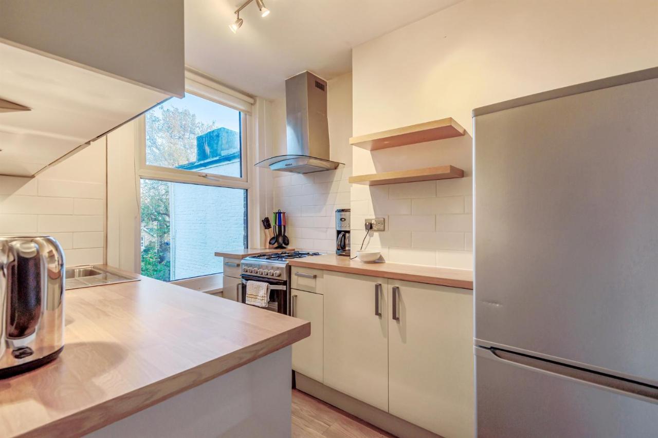 Homely 1-Bed Apartment In Vibrant Zone 3 London Exteriör bild