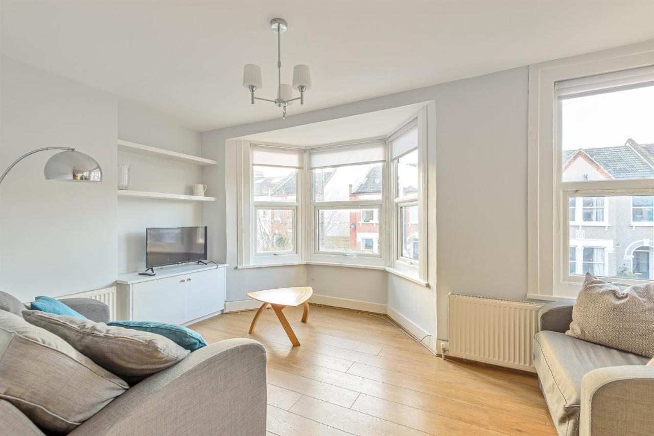 Homely 1-Bed Apartment In Vibrant Zone 3 London Exteriör bild